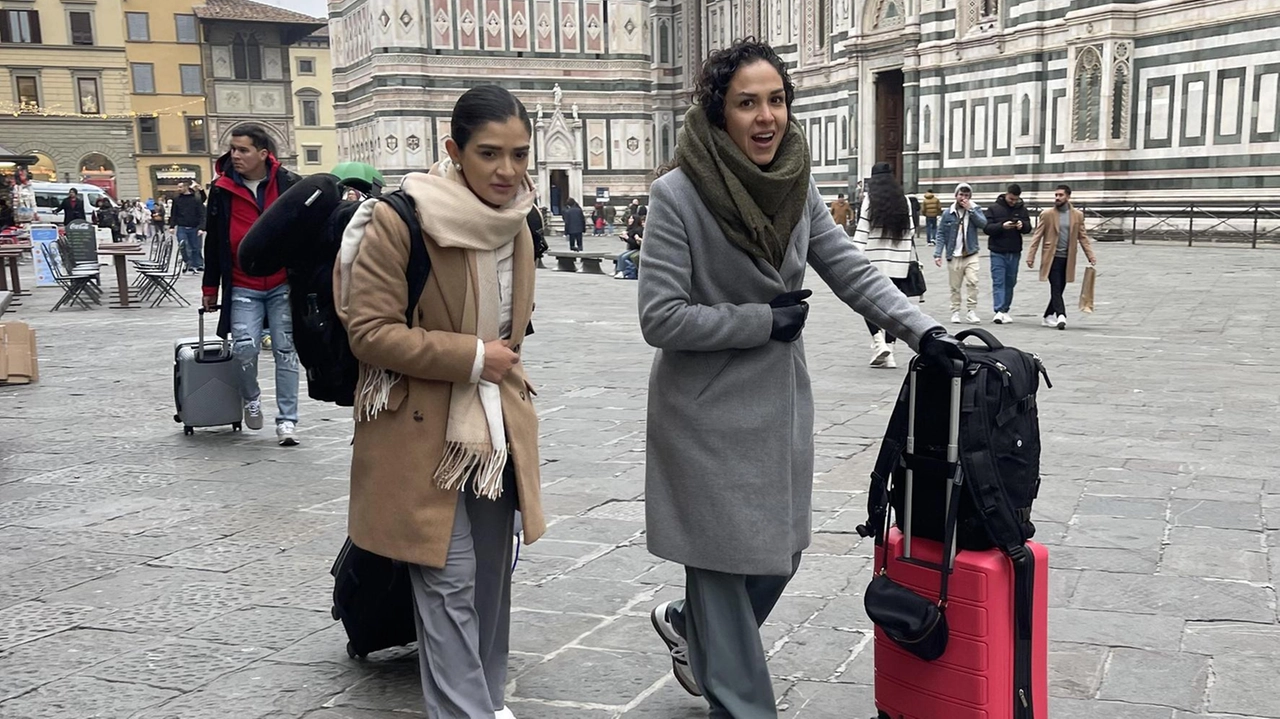 Due giovani turiste, con trolley d’ordinanza, in piazza del Duomo