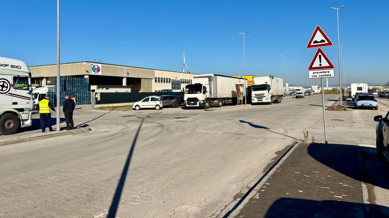 Uno dei cartelli che segnala la presenza di buche nella zona industriale di Gello