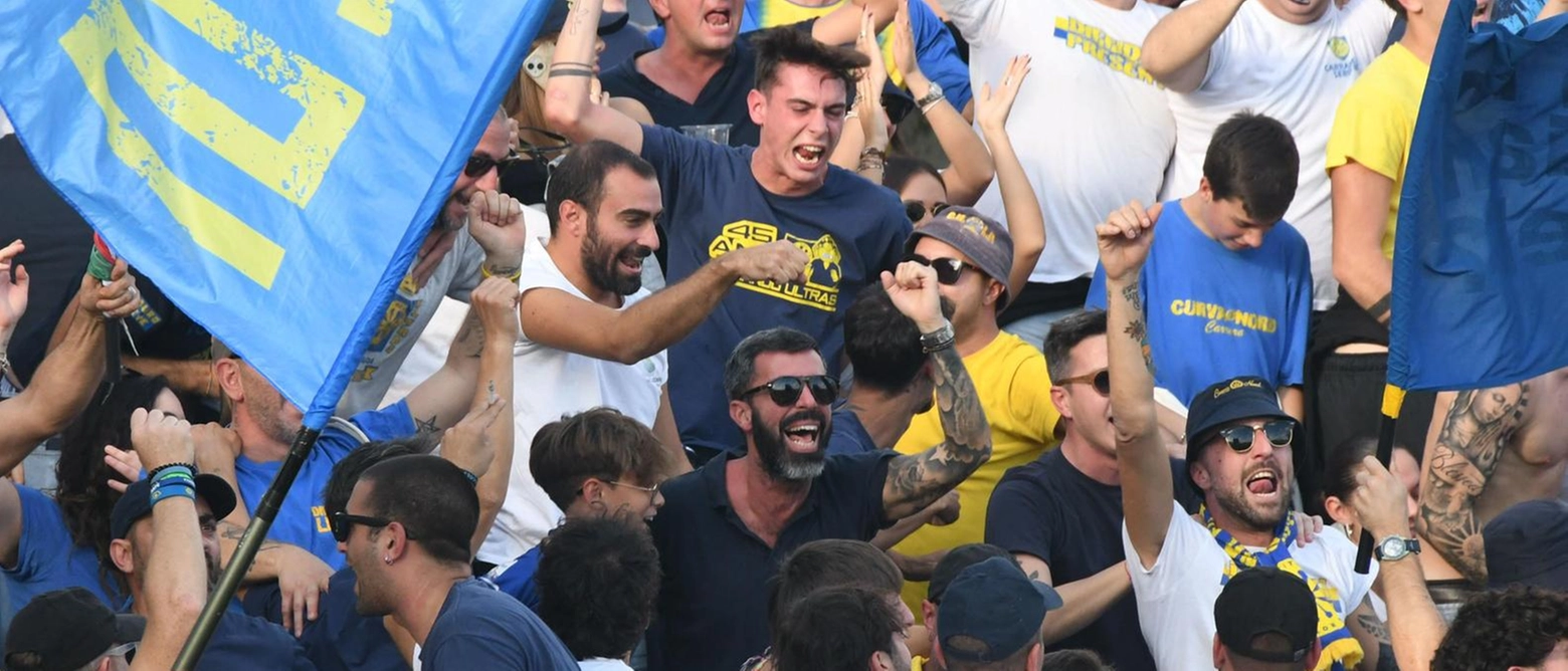 Il pubblico allo stadio dei Marmi a Carrara sembra diminuire dopo il debutto entusiasmante. La prevendita per le prossime partite del Carrarese non decolla, sollevando interrogativi sul sostegno dei tifosi.