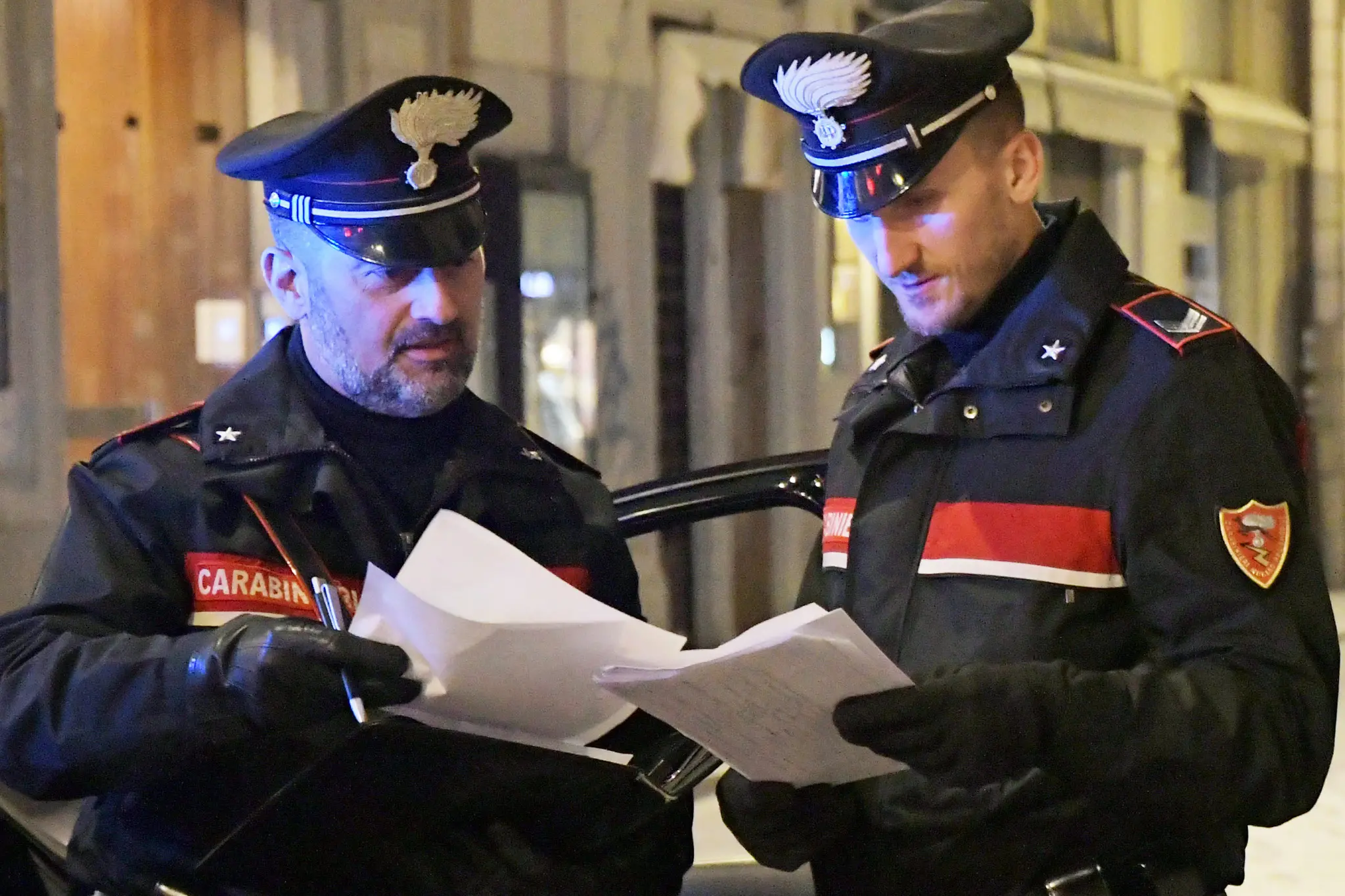 Banda di ladri armata di coltello. Minacce e spinte al vigilante dopo il furto al supermercato