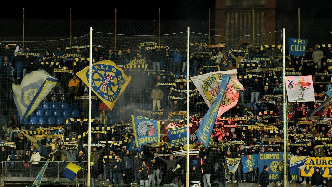 Carrarese-Spezia Sarà un derby stellare. Lo stadio dei Marmi si tinge di giallo-azzurro