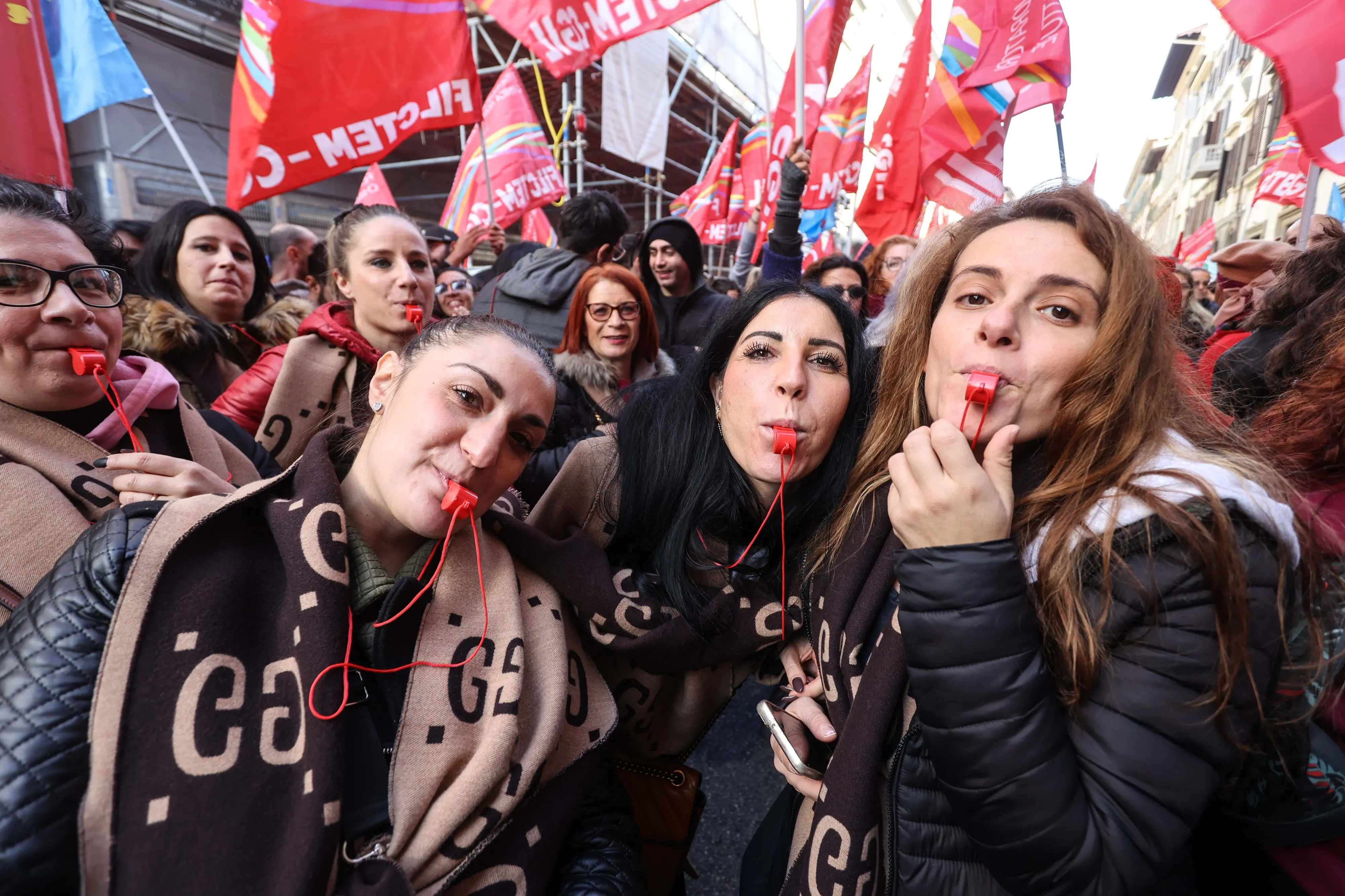 Sciopero generale, doppia manifestazione a Firenze. Caos traffico e disagi