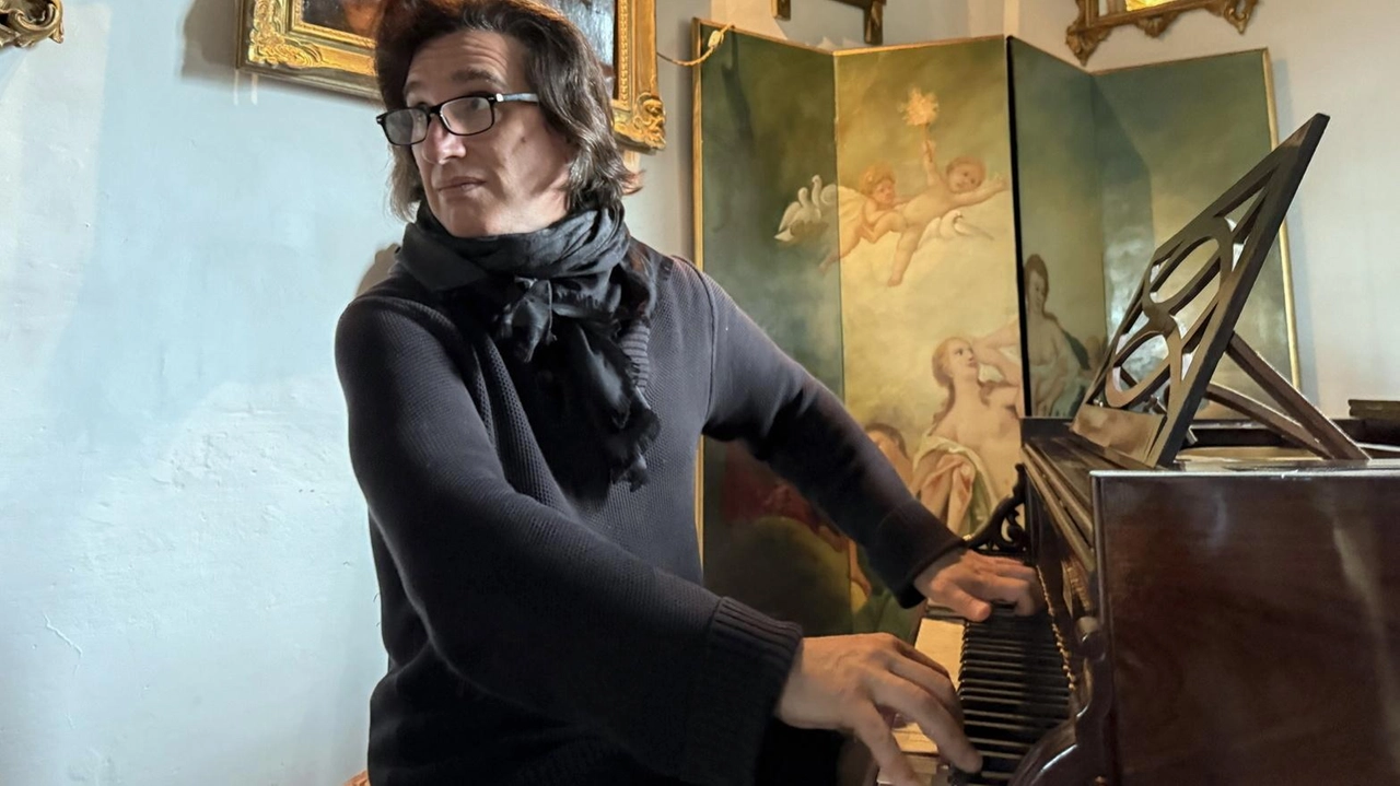 Hershey Felder al pianoforte, nel salotto del suo castello a Bagno a Ripoli