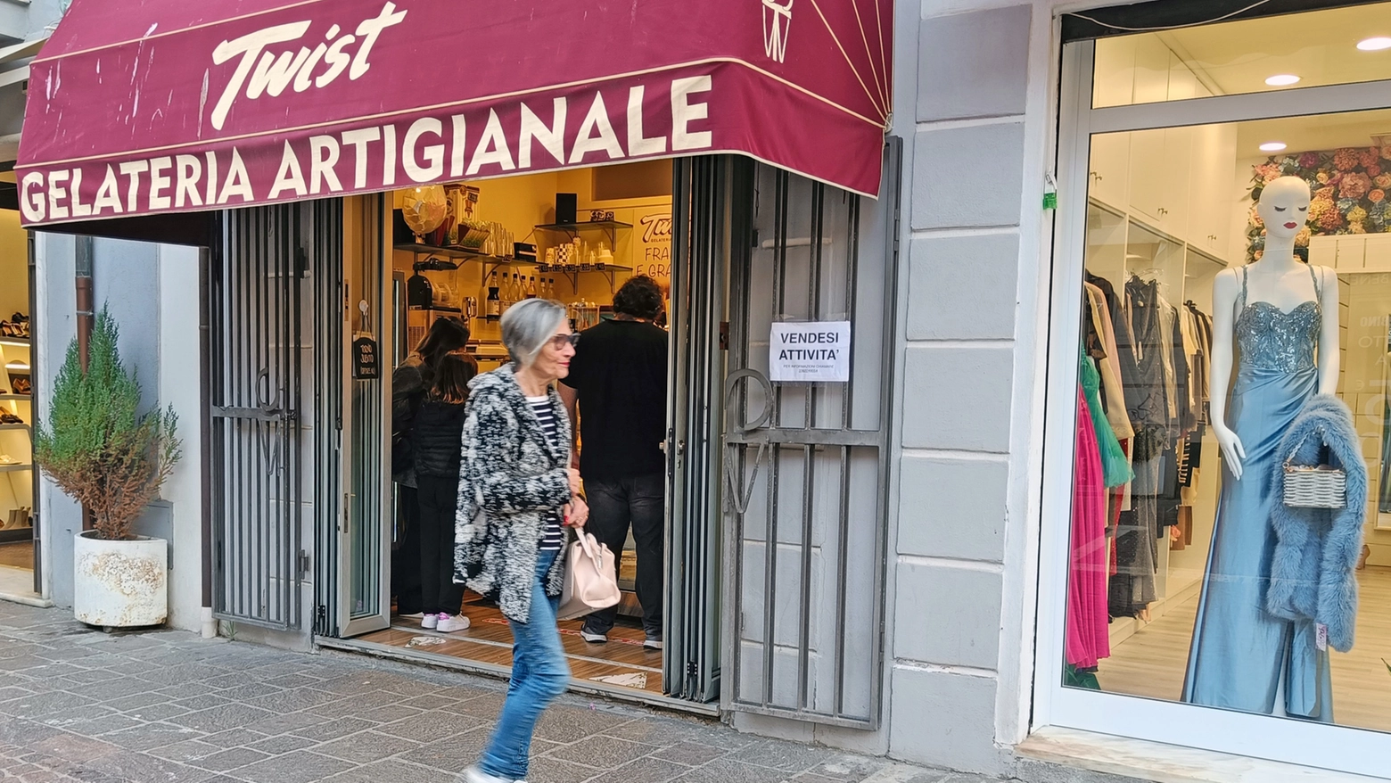 Un nuovo cartello “Vendesi attività” nella centrale via Roma a Follonica