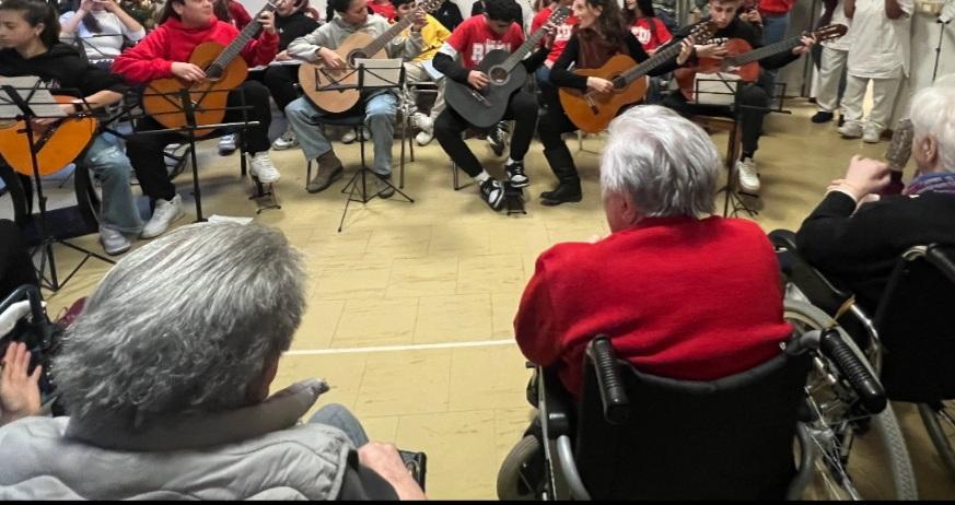 Firenze, Concerto nell’Rsa: i ragazzi delle medie suonano Chopin e Coldplay per gli anziani