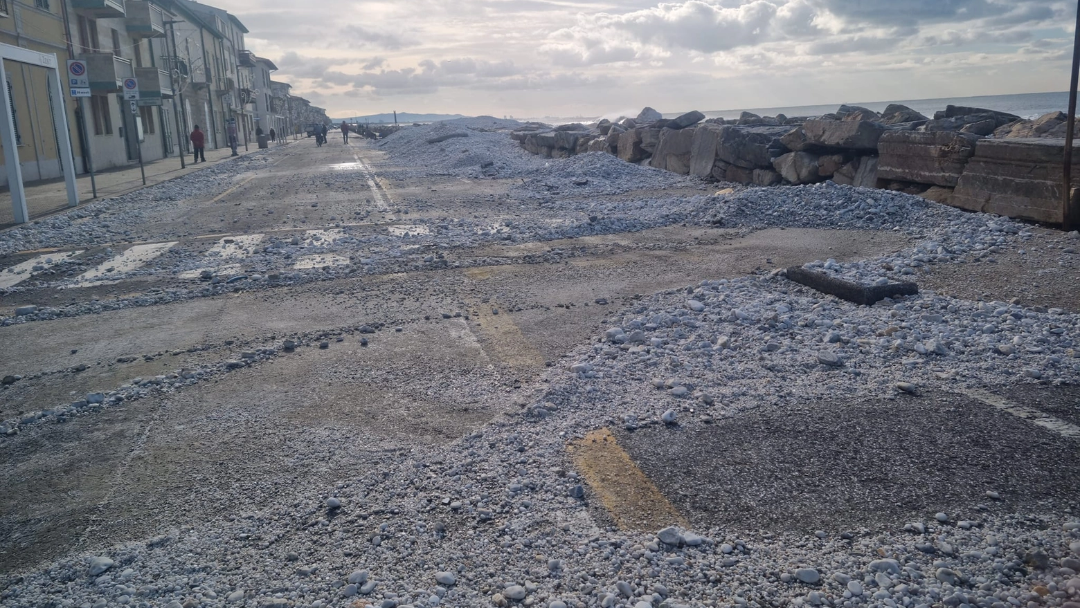 La distesa di “sassini” trascinati dal mare delle spiagge di ghiaia sulla strada dopo la mareggiata di giovedi mattina (Foto Del Punta/Valtriani)