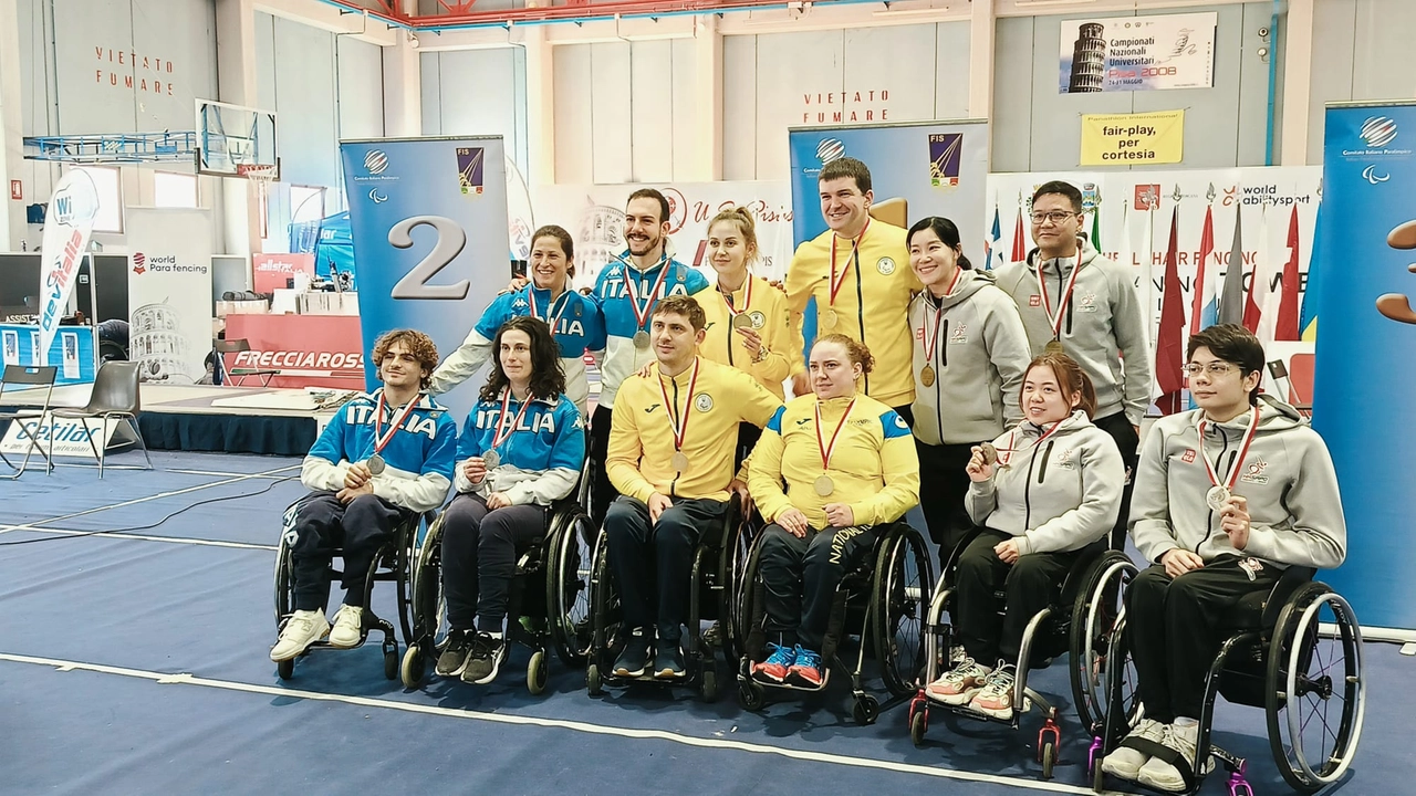 La squadra azzurra con la medaglia