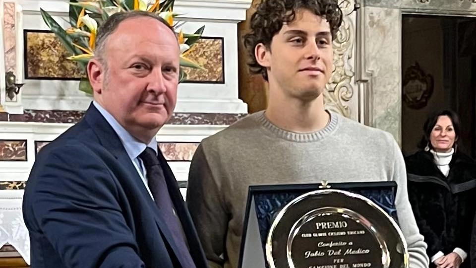 Il presidente del C.R.T. Menichetti premia Fabio Del Medico