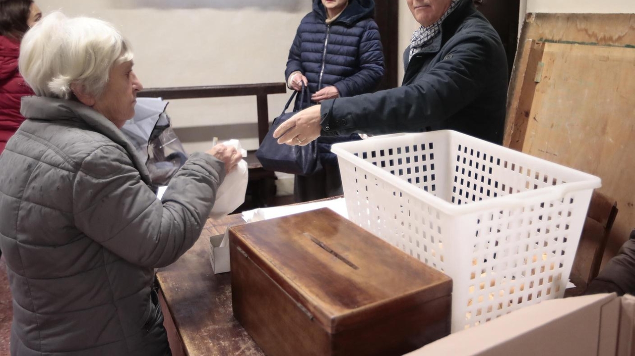 Sona sona campanina. La pioggia non sciupa la festa di Santa Lucia. In fila per la benedizione