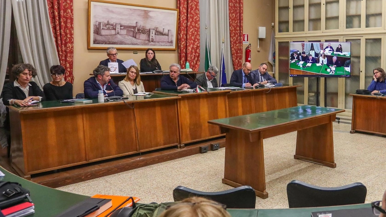 Il tavolo con i sindaci mugellani durante il consiglio sulla ferrovia Faentina