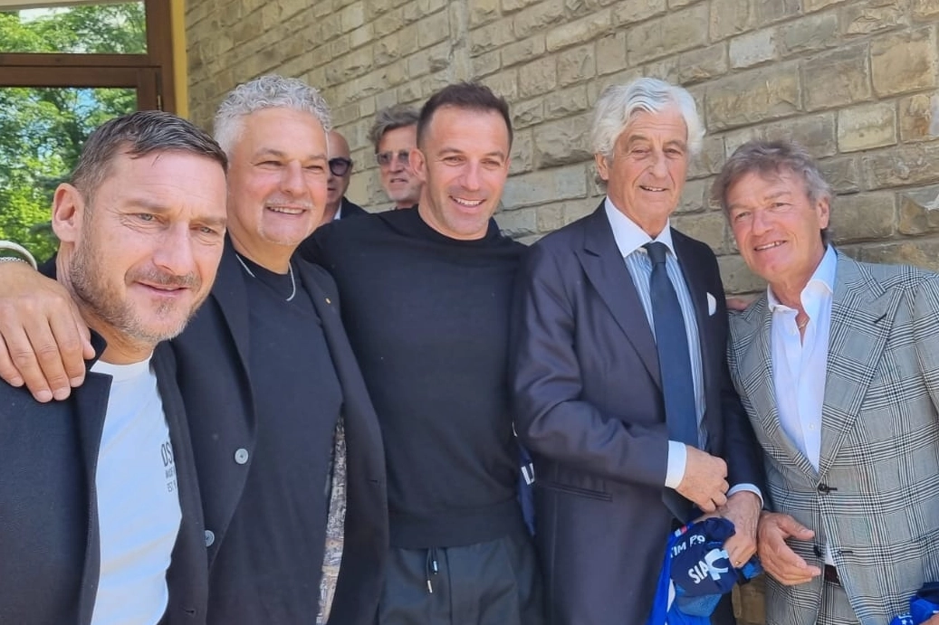 Da sinistra Totti, Baggio, Del Piero, Rivera e Antognoni: sono i magnifici cinque che hanno trascorso una giornata con gli azzurri per dargli la carica in vista dell'Europeo