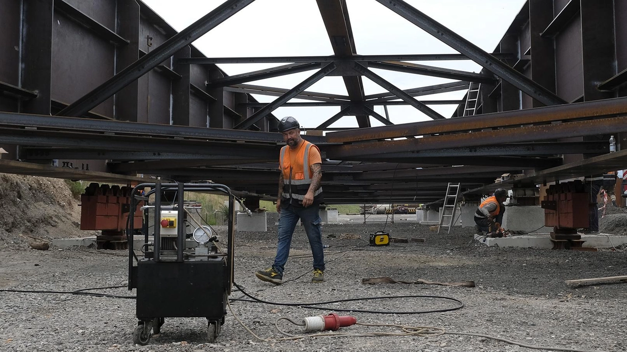 Il cantiere del nuovo ponte sul Magra e, a destra, Giorgio Casabianca