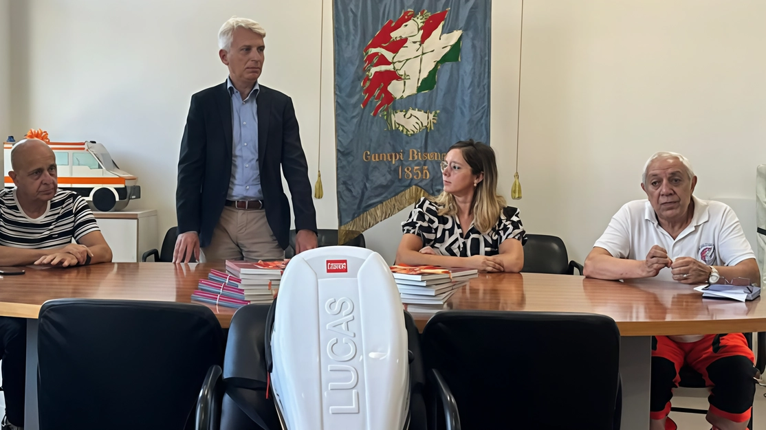Synlab Toscana dona 7000 euro alla Pubblica Assistenza di Campi per un macchinario salvavita. La cerimonia ufficiale si è svolta alla presenza di autorità locali e dirigenti dell'associazione.
