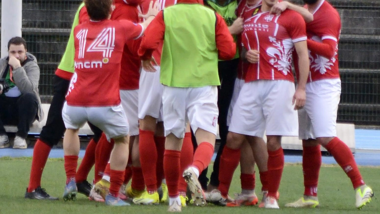 L’allenatore Marco Becattini festeggia insieme ai suoi giocatori la vittoria a Grosseto