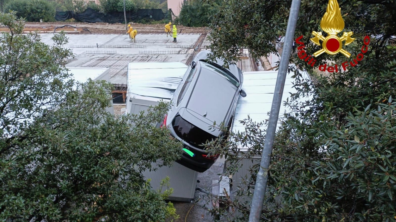 La macchina uscita di strada e finita su alcuni container di un cantiere edile