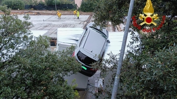 Pauroso volo, auto fuori controllo atterra sui container di un cantiere edile