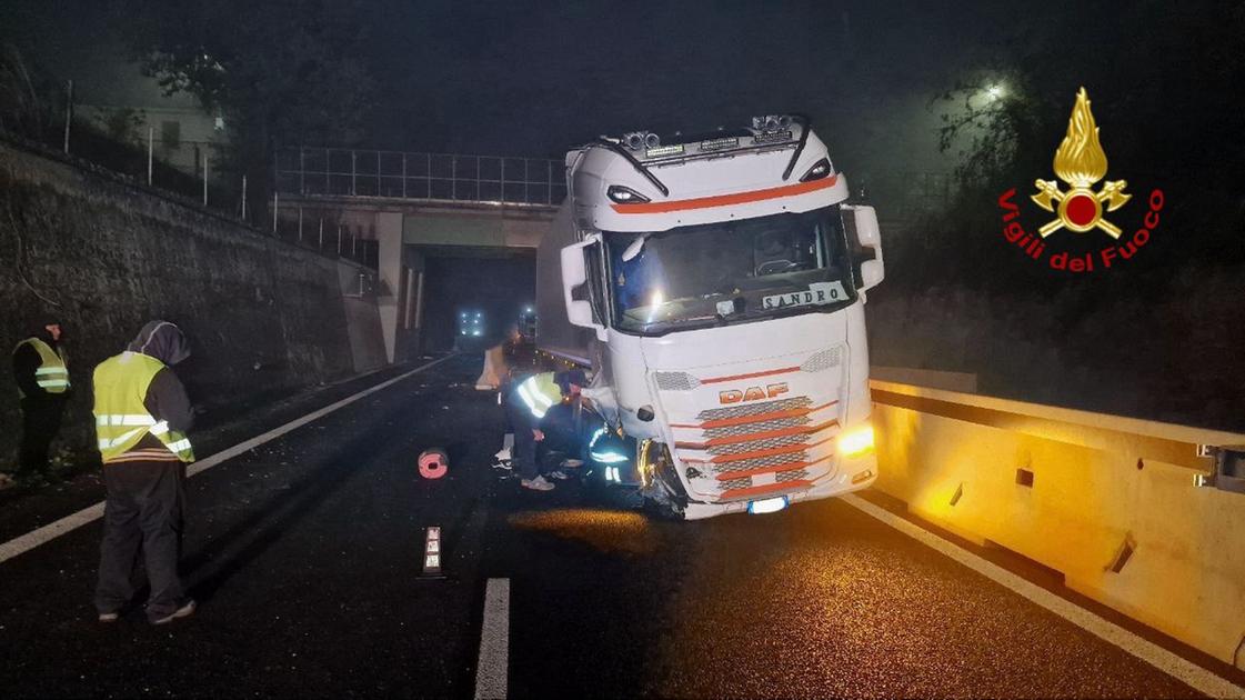 Incidente con il camion sulla E45, vigili del fuoco sul posto con l’autogru