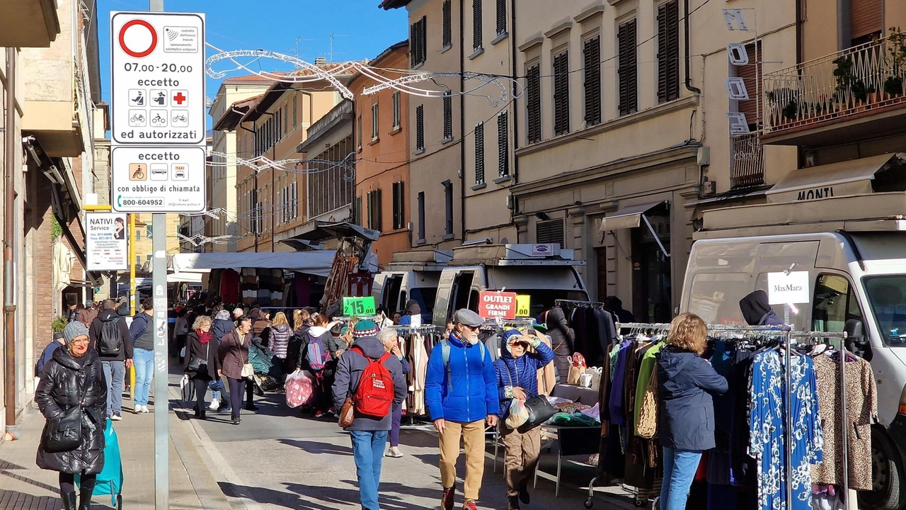 Una foto del mercato cittadino (foto di archivio)