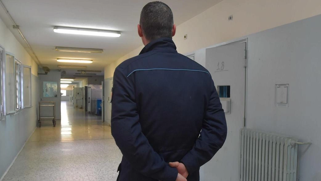 Palloni da calcio con sei cellulari  lanciati in carcere