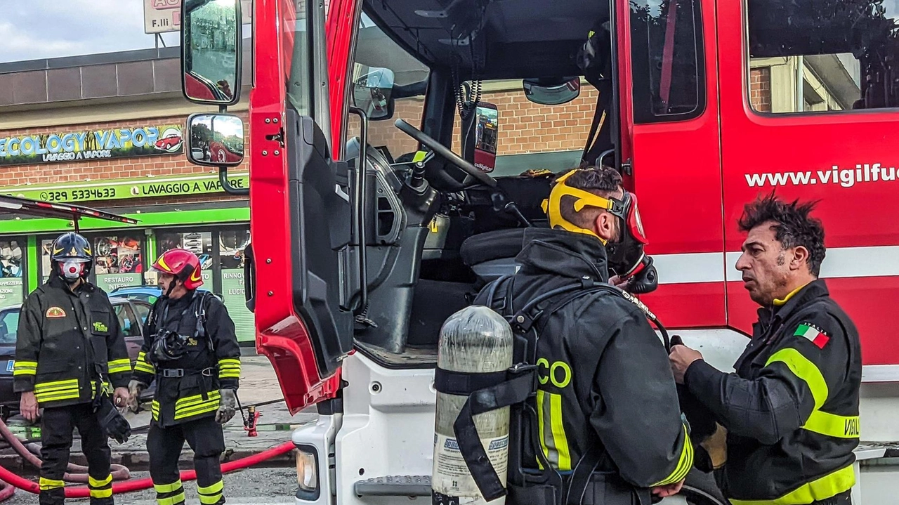 Le operazioni di spegnimento da parte dei vigili del fuoco sono durate ore