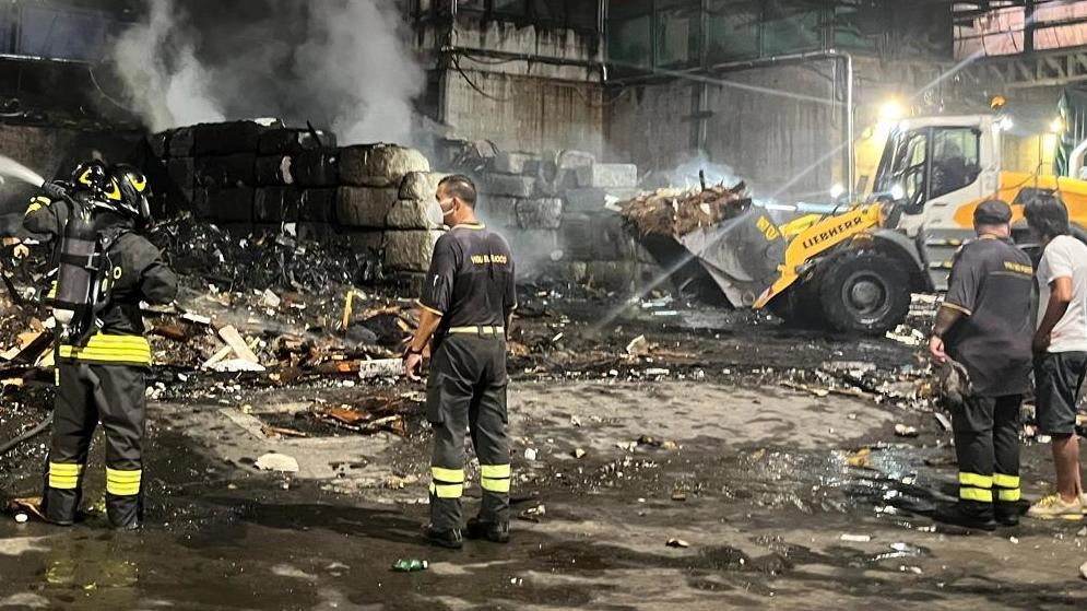 I vigili del fuoco. domenica hanno impiegato tre ore per domare le fiamme