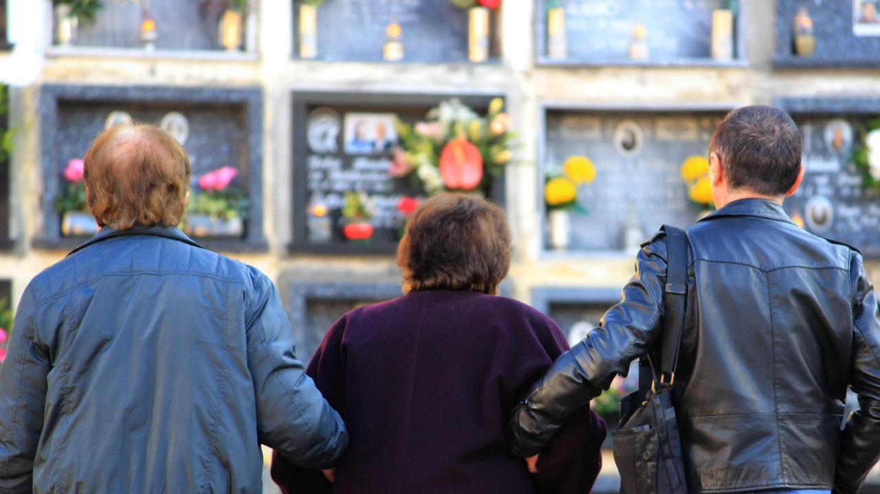 La Giunta comunale di Perugia stabilisce nuove tariffe per loculi cimiteriali a 'persone viventi' per 40 anni. Requisiti e regolamento dettagliato.