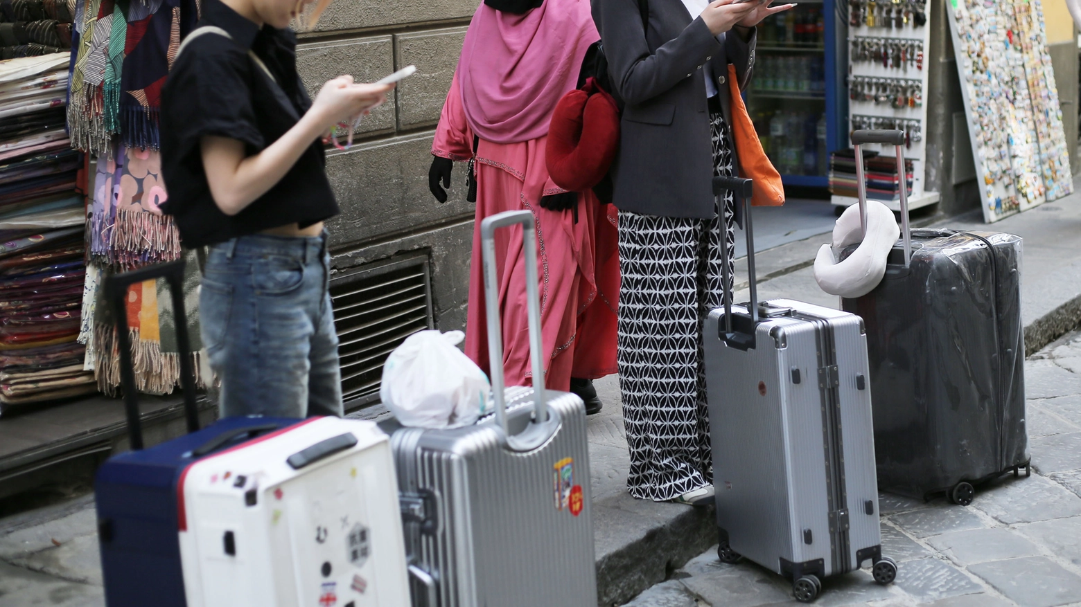 Turisti in centro a Firenze (Foto New Press Photo)