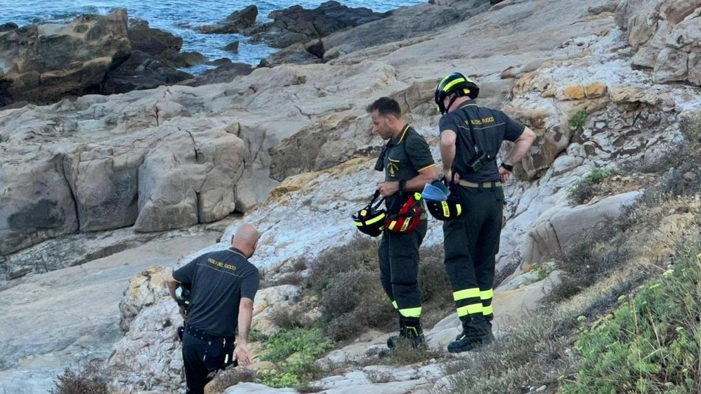 Il tuffo in mare diventa un incubo. Precipita all’alba dalla scogliera. Volo di 10 metri per un ventenne