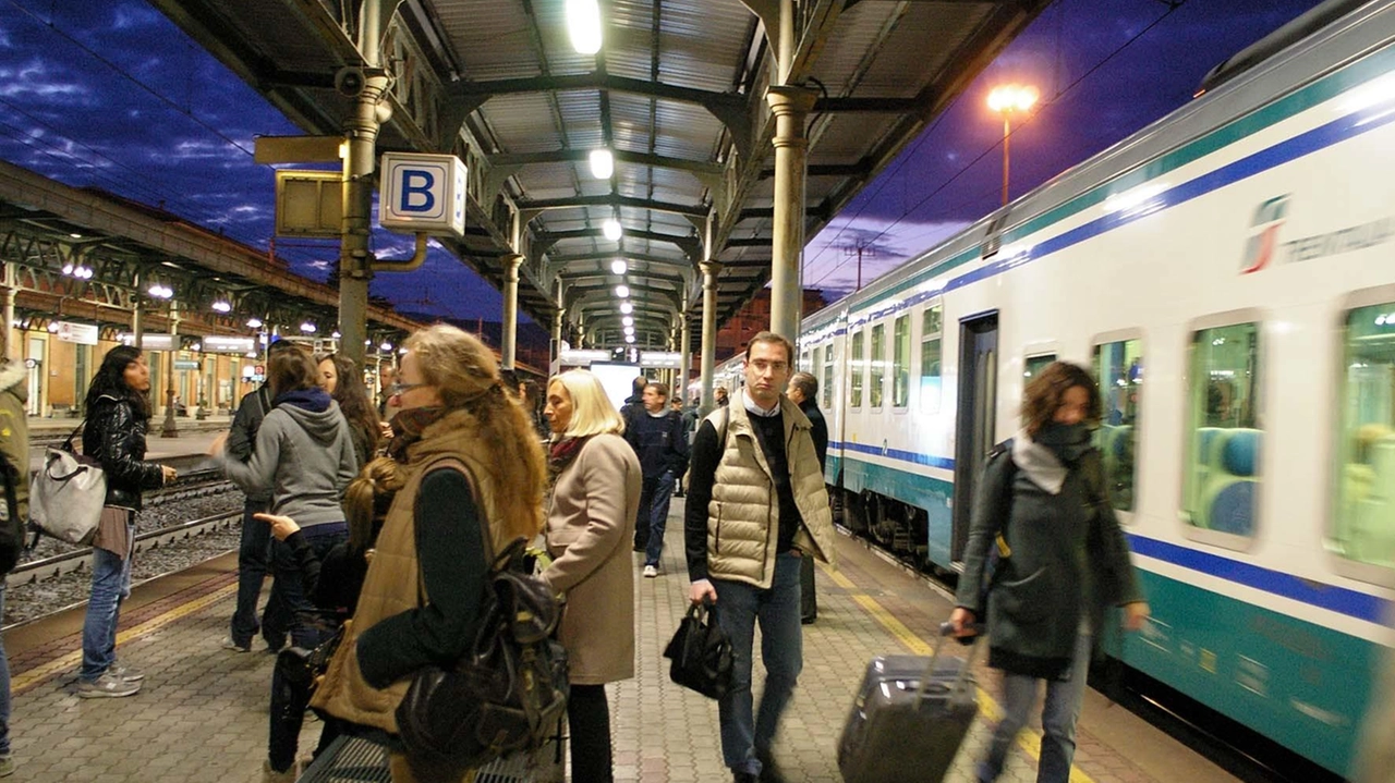 La riprogrammazione dei treni regionali non convince. A destra l’assessore Baccelli