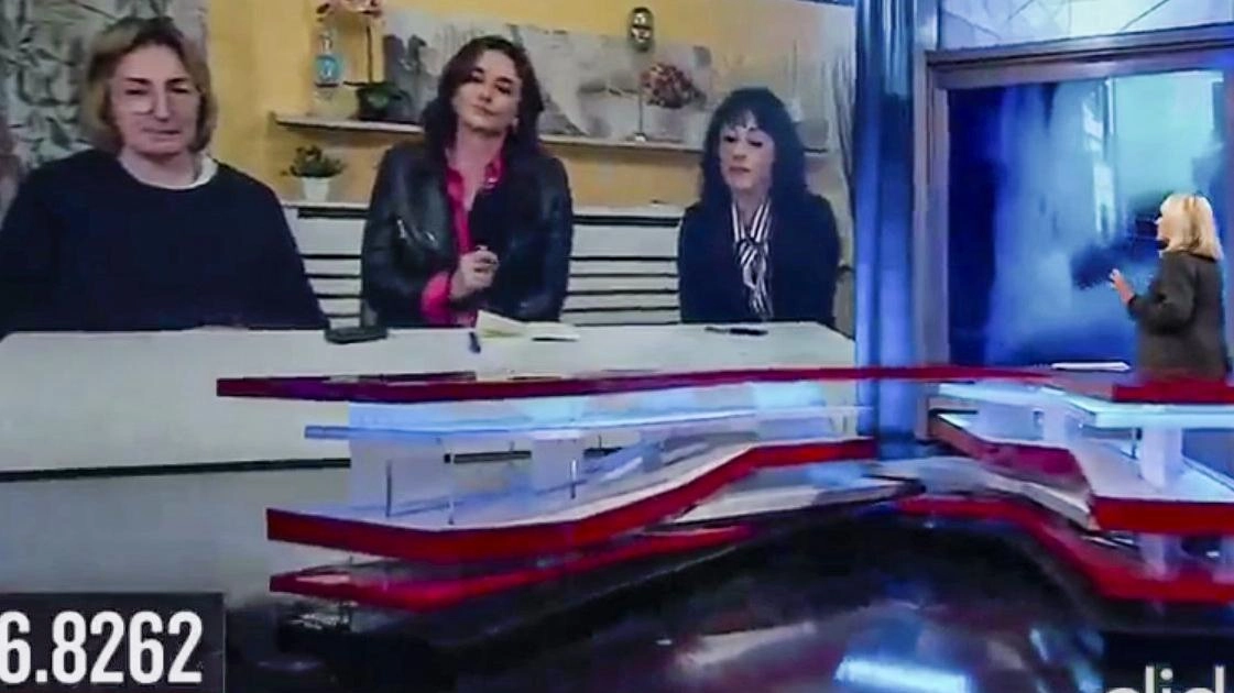 Tiziana, la giornalista, l’avvocato Volpi e Federica Sciarelli durante la trasmissione