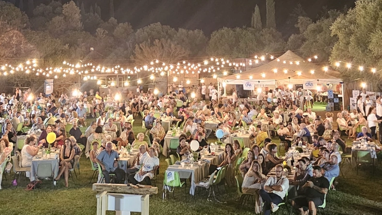 Un momento della cena che si è svolta alla Cava di Roselle: centinaia i commensali