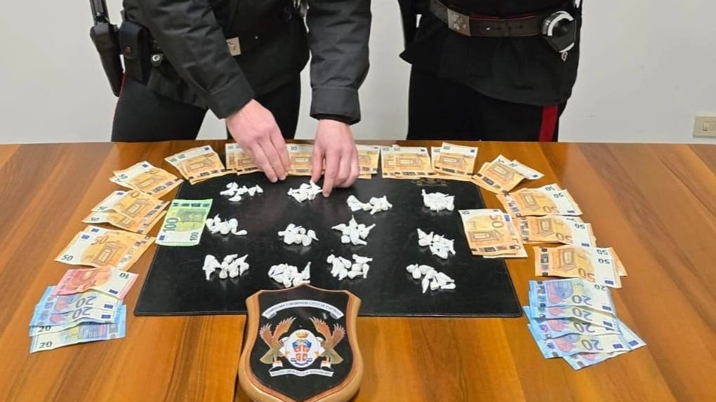 I carabinieri di Città di Castello hanno sequestrato circa sessanta grammi di cocaina e 1.700 euro in contanti considerati provento dello spaccio