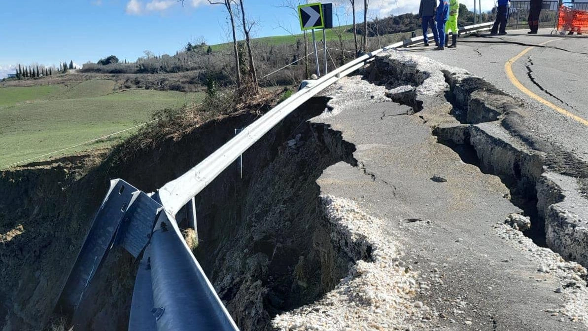 Non c’è pace per la strada 68. Si è verificata una nuova frana. in direzione di Colle e da Colle all’altezza del Km 43+300. L’Anas. ha disposto la chiusura