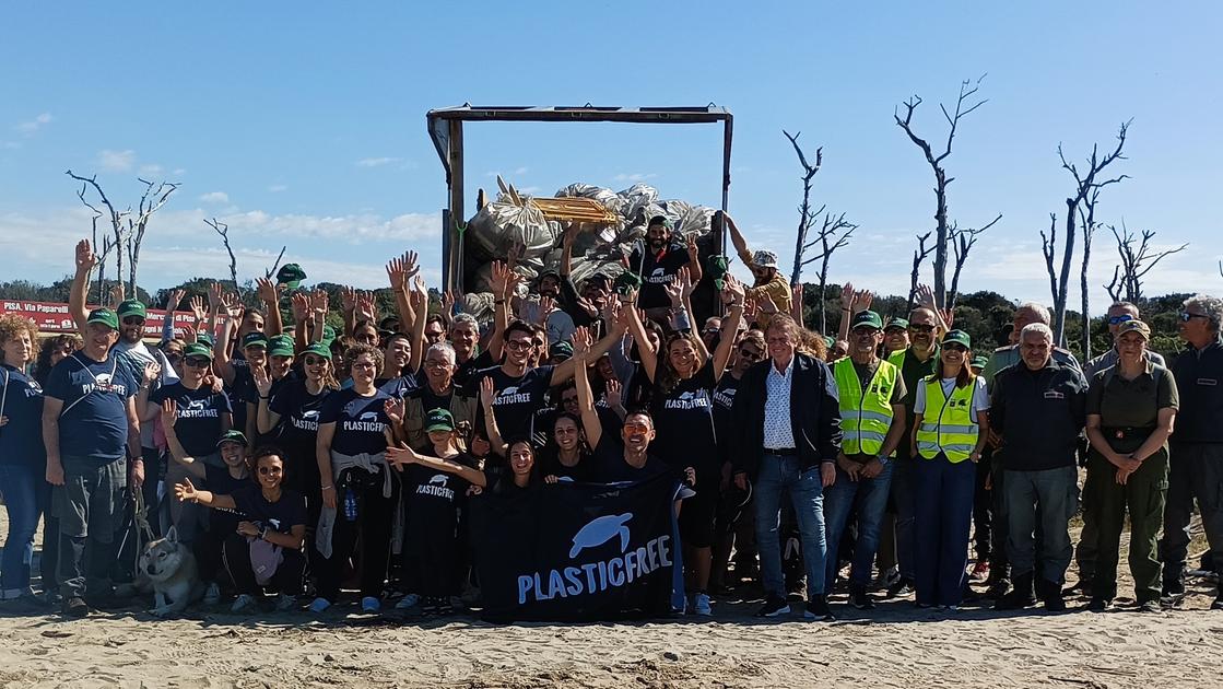 Spiagge libere dalla plastica. Duecento volontari ripuliscono il Gombo, via tonnellate di rifiuti