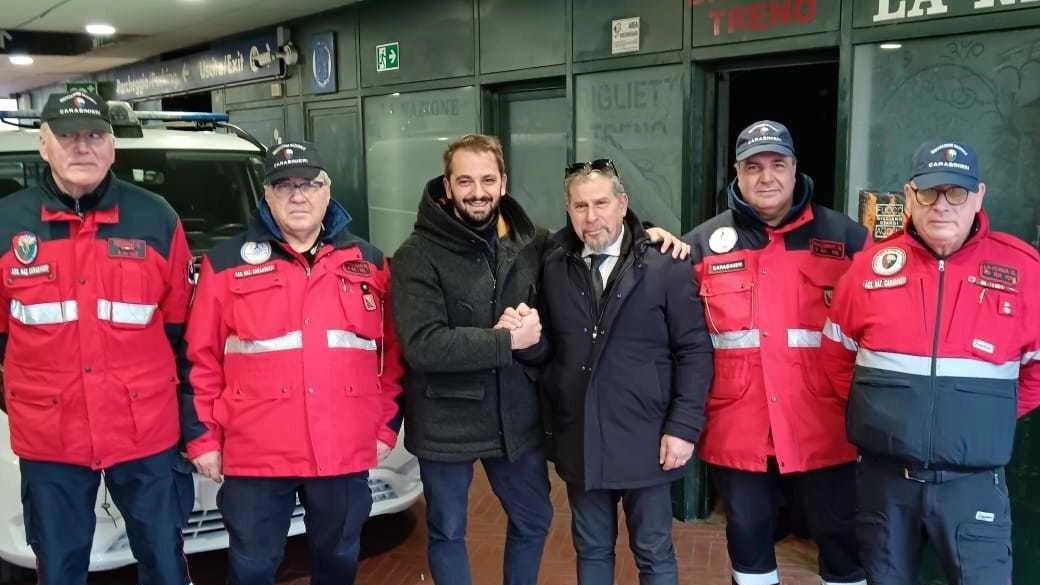 L’assessore Diego Blasi con i volontari dell’associazione nazionale carabinieri che gestiranno il fondo un tempo sede dell’ex edicola