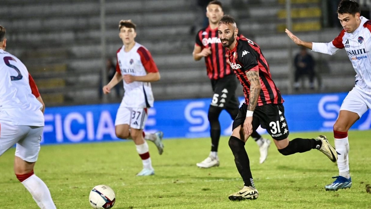 In alto, il rossonero Catanese in azione; qui sopra, Sabbione; a lato, il tecnico Giorgio Gorgone (foto Alcide)