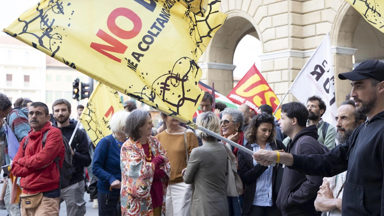 Presidio a Pisa contro la costruzione della base militare: attivisti denunciano mancanza di trasparenza e impatto ambientale, mentre anche nel PD crescono le critiche.