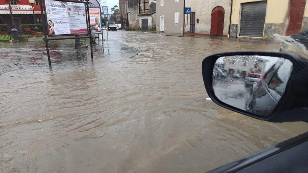 Numerose le strade di Altopascio e delle sue frazioni invase dall’acqua scesa come “fiumi“ da Montecarlo