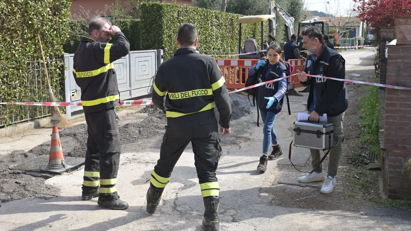 La trincea di scavo per le fognature in via dei Dorini a Sant’Alessio dove è morto l’operaio di 51 anni Luca Giannecchini in seguito al crollo del terreno (foto Alcide)