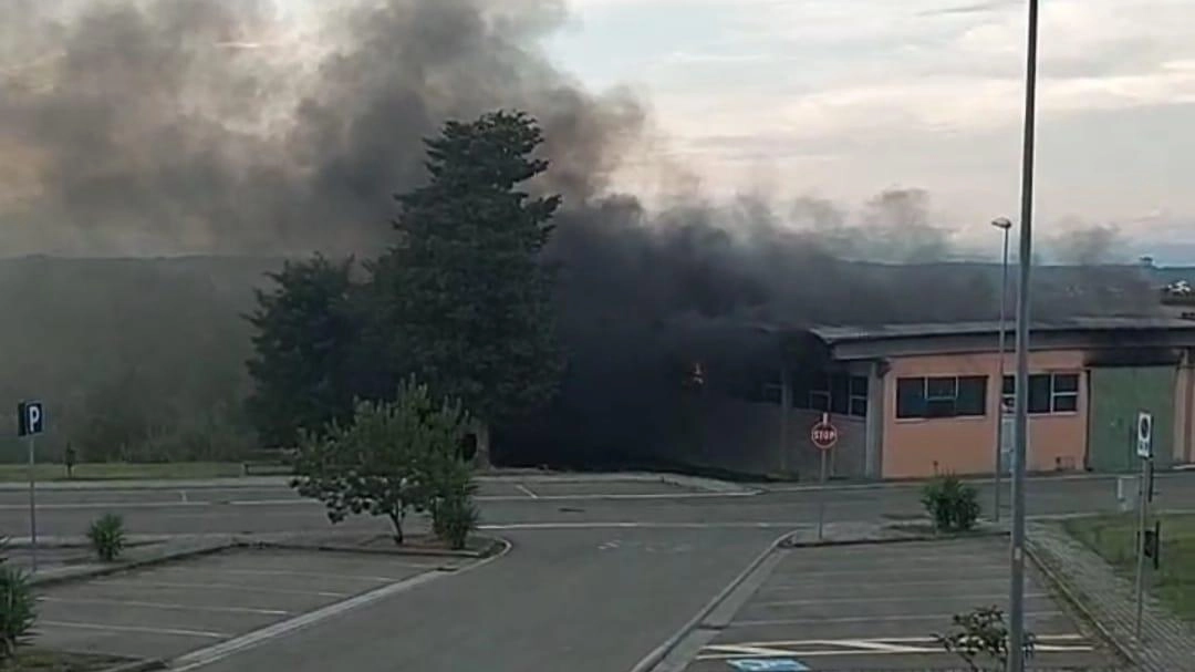 Il magazzino comunale di Montopoli avvolto dalle fiamme nell’incendio dei giorni scorsi: danni anche ad un’auto della municipale