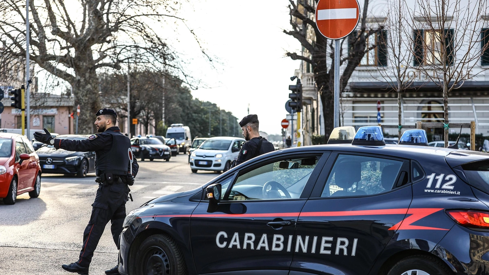 Barista costretta a chiudersi dentro il locale per evitare di essere colpita. L’autore è lo stesso che era stato coinvolto nella maxi rissa in piazza stazione .