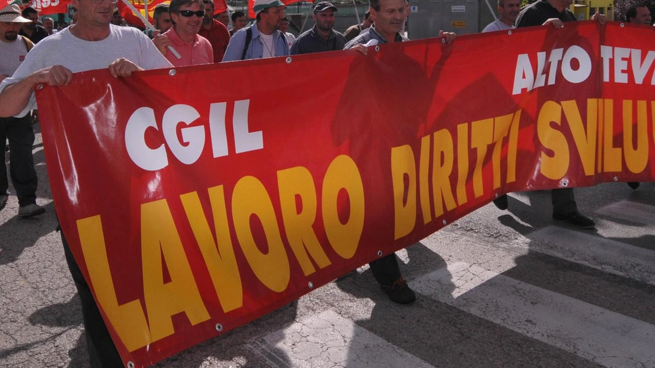 Una recente manifestazione della Cgil a Umbertide Il sindacato organizza un presidio dei metalmeccanici