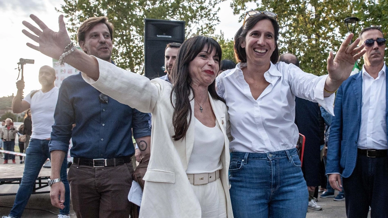 Stefania Proietti con Elly Schlein sul palco della festa del Partito democratico, a Umbertide