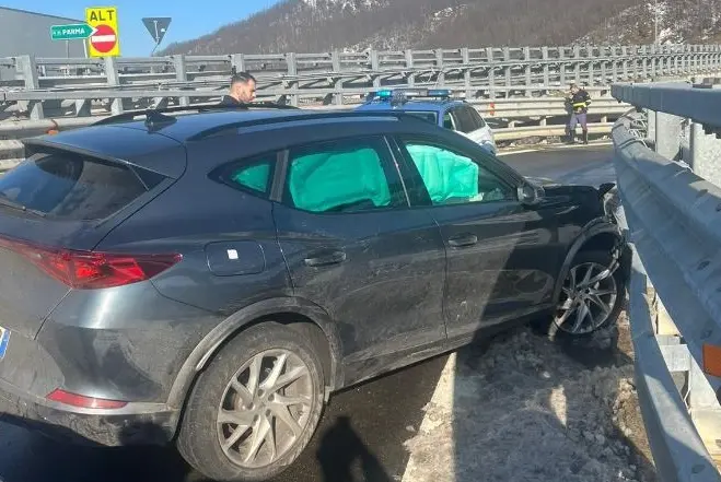 Follia in autostrada: scappano dalla Stradale per decine di km dopo scippo, poi l’incidente