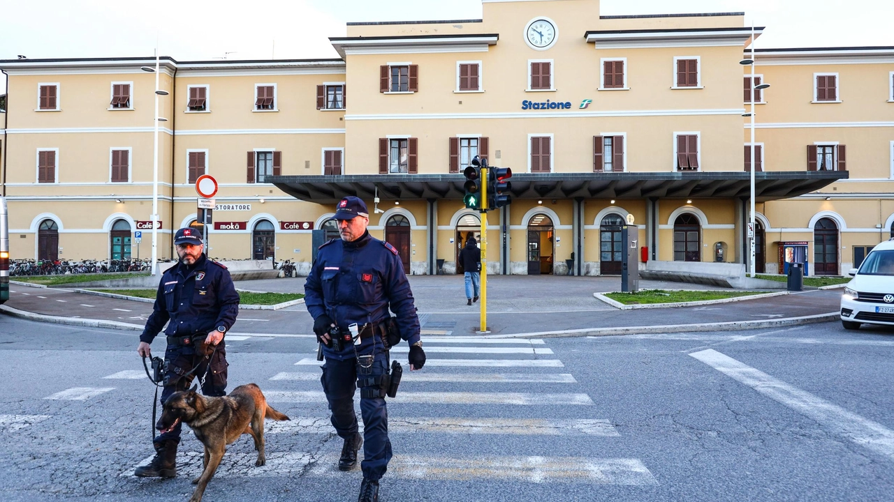 Agenti della Municipale alla stazione