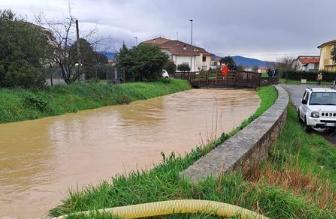 Pioggia, Stabbia ancora sott’acqua: “Pronti a tagliare l’argine del Vincio per evitare il peggio”