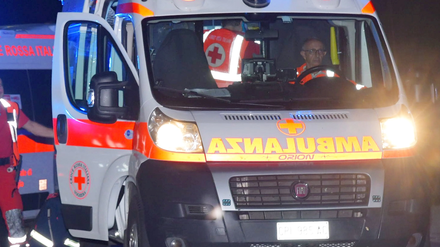 Ambulanza in una foto di repertorio. I due ragazzini sono stati trasportati in ospedale in codice rosso