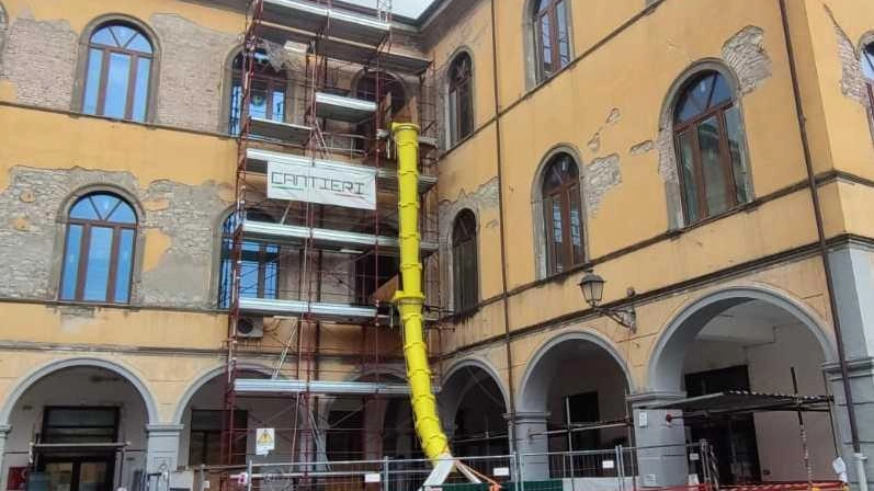 Il cantiere nell’edificio di via Mazzini a Pontremoli e il controsoffitto crollato