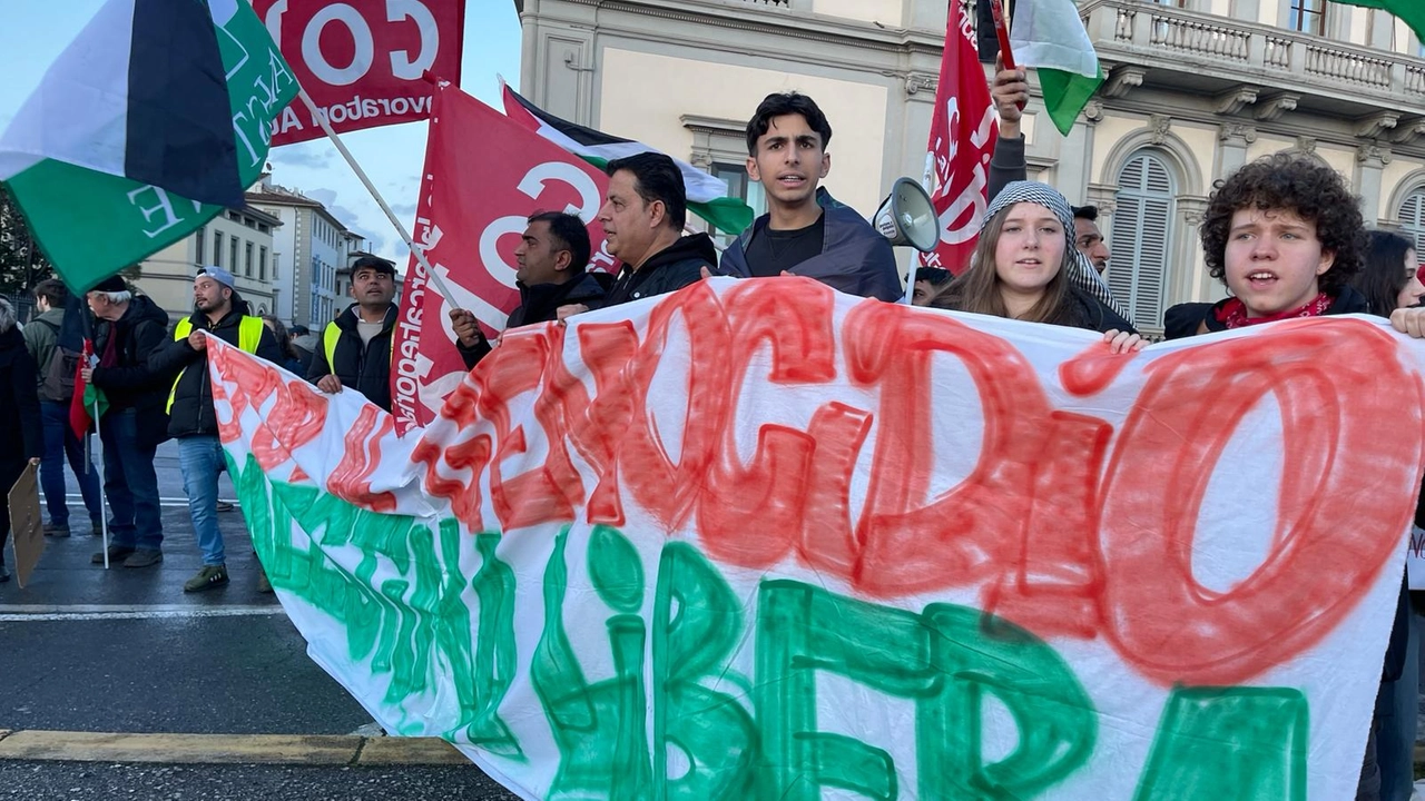 I manifestanti accanto al consolato Usa