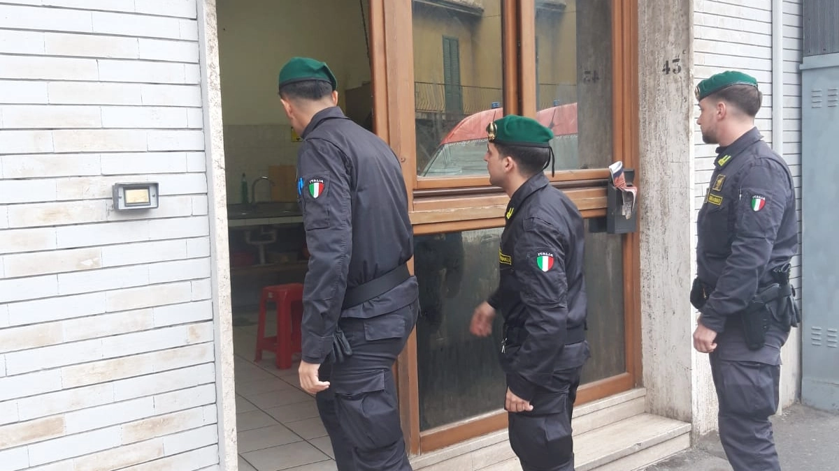 Un momento dei controlli nello stabile di via Boni